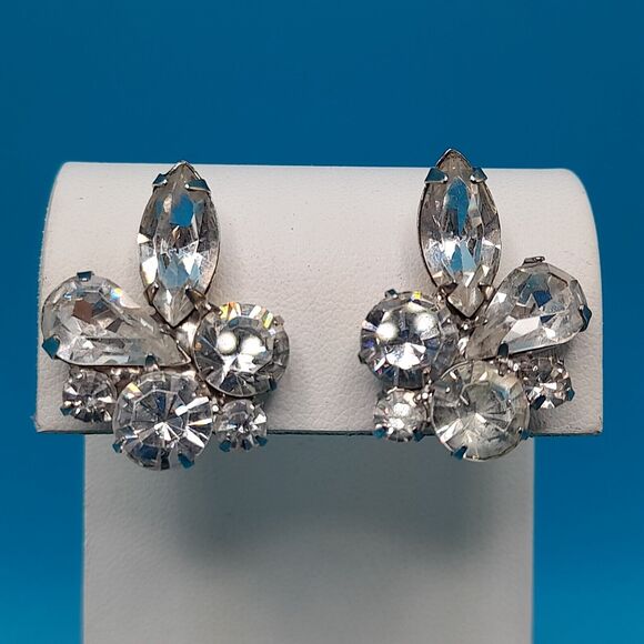 Vintage Weiss Unsigned Clear Rhinestone Cluster Silver Tone Clip On Earrings - Picture 3 of 11